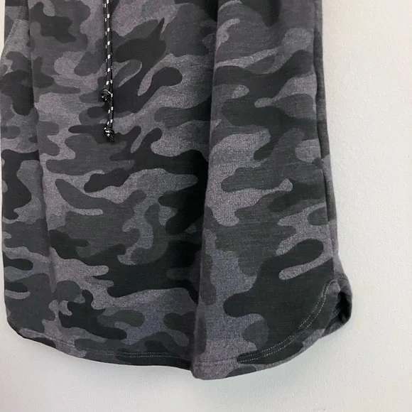 SUNDRY EVEREVE Grey Camo Mini Skirt Size 2 - Picture 4 of 11